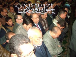 المرشد العام يتقدم المشاركين في الصلاة على د. سناء