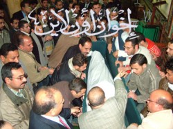 جثمان د. أبو زيد خلال الصلاة عليه في المسجد