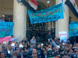 الآلاف يهتفون ضد الظلم أمام محكمة الحقانية بالإسكندرية