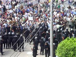 الأمن تصدى بعنف للمتظاهرين في الغربية