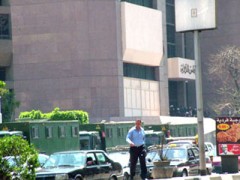 سيارات الأمن المركزي تحاصر مبنى مجلس الدولة