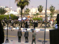 الأمن يعتدي بالضرب على المظاهرة السلمية بالإسماعيلية