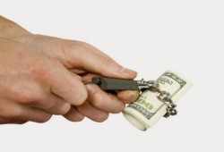 زوجي يبخل علينا بحجة الظروف المعيشية الحالية.. ماذا أفعل؟