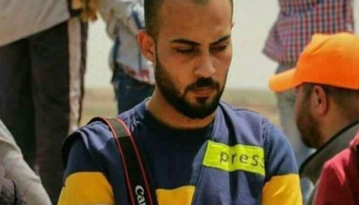 استشهاد الصحفي الفلسطيني أحمد أبو حسين متأثرًا بجراحه