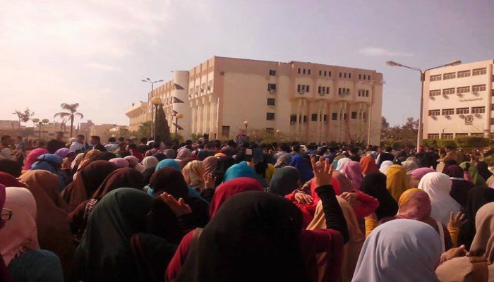 مسيرة لطلاب جامعة الفيوم تندد باستمرار اعتقال زملائهم