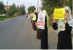 فيديو.. سلاسل بشرية لثوار منوف تندد بجرائم العسكر