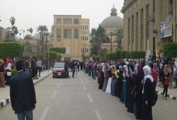 سلسة بشرية بجامعة القاهرة تندد بجرائم الانقلاب