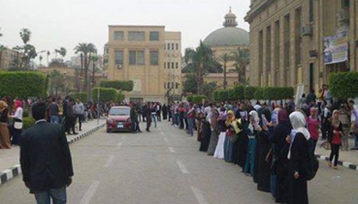 سلسة بشرية بجامعة القاهرة تندد بجرائم الانقلاب