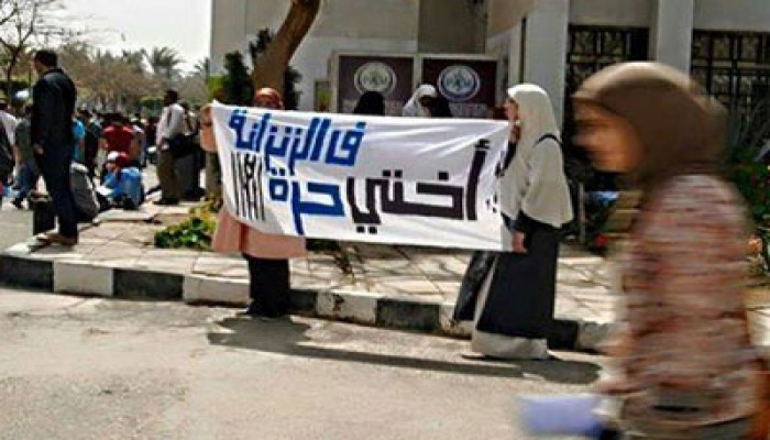 فعالية مفاجئة لطالبات "مصر للعلوم والتكنولوجيا" تنديدًا باعتقال زميلاتهن