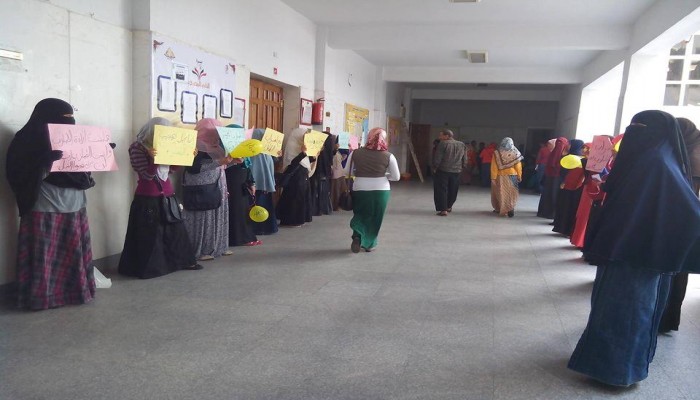 بالصور.. وقفة ومسيرة لطالبات الفيوم تهتفان بالحرية للمعتقلين
