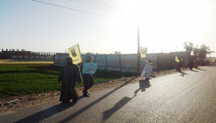 سلسلة بشرية بمدينة سوهاج تندد باعتقال سيدة بطما