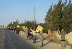 سلسلة بشرية لثوار أبو حمص تطالب بالقصاص للشهداء