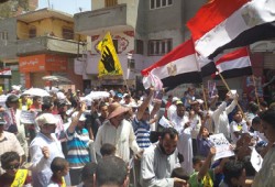 فيديو.. أهالي قرية الرئيس يحرقون علمي أمريكا والصهاينة