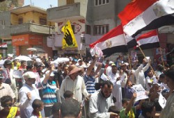 فيديو.. أهالي قرية الرئيس يحرقون علمي أمريكا والصهاينة