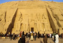 جارديان: مصر تخسر مليوني سائح لمنع دخول حقوقيين