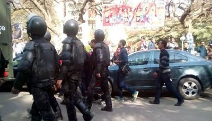 ميليشيات الانقلاب تداهم أم دينار وتسرق المنازل وتعتقل 5