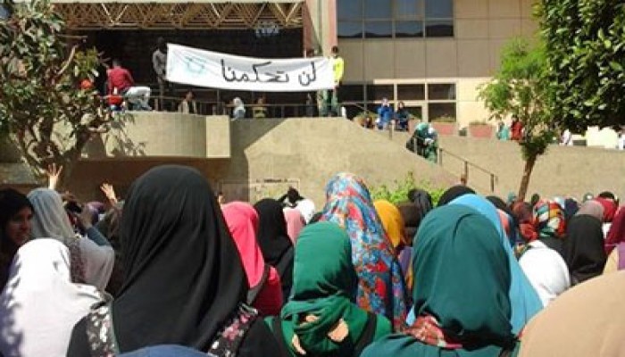 بالصور.. مسيرة لطلاب جامعة القاهرة