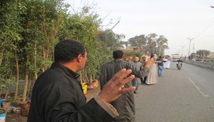 سلسلة بشرية بأشمون تهتف بإسقاط الانقلاب المجرم