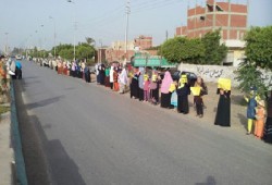 سلسلة بشرية بمركز الفيوم رفضًا لمزاد بيع مصر