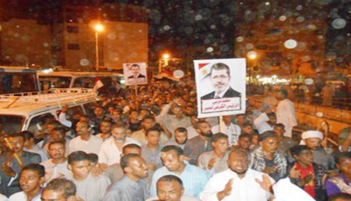 فيديو.. سلسلة بشرية تتحول لمسيرة بإدفو رفضًا لبيع مصر