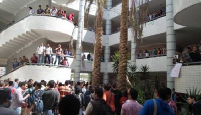 فيديو.. وقفة لطلاب معهد العاشر تندد بفصل زملائهم