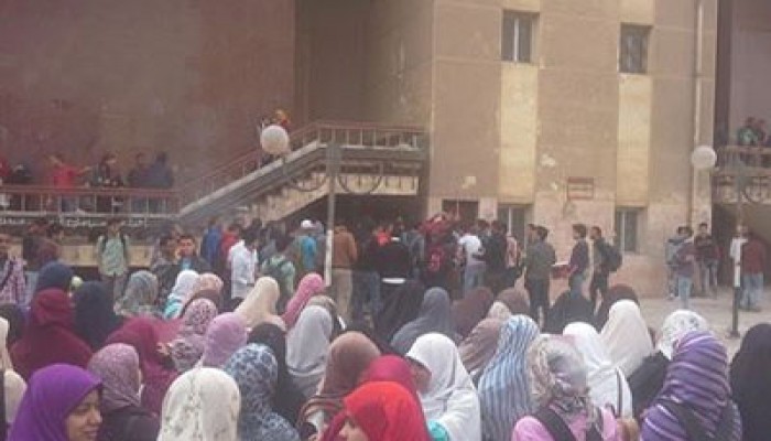بالصور.. مظاهرة بجامعة حلوان تنديدًا بقضاء الانقلاب