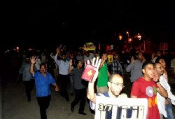 مسيرة ليلية بالرمل تطالب بالقصاص من قتلة محمود رمضان