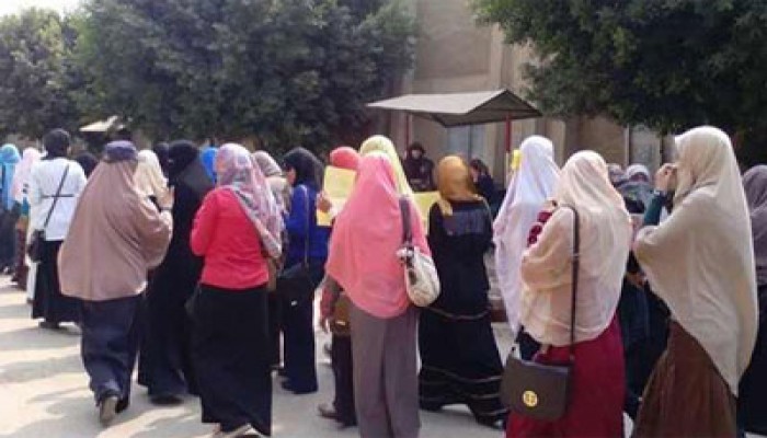 وقفة لطالبات آداب الزقازيق رفضًا لبيع مصر للصهاينة