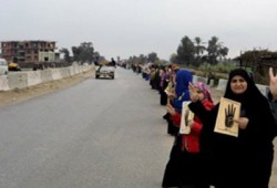 مباشر..سلاسل ووقفات نسائية بقرية الرئيس تندد بجرائم الانقلاب