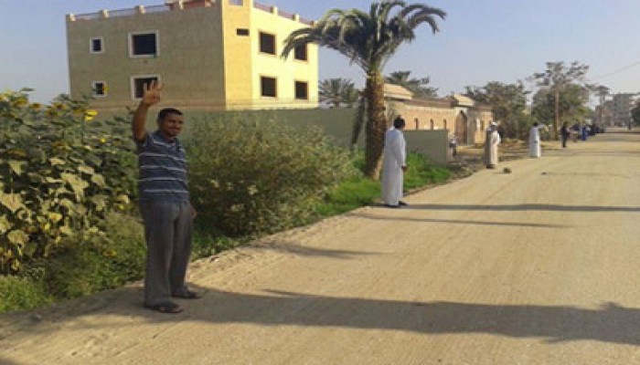 فيديو.. سلاسل بشرية لثوار "بطن أهريت" رفضًا لبيع مصر