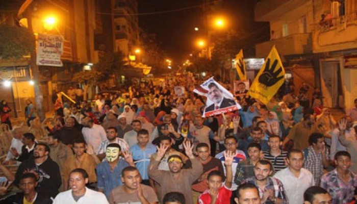 شباب ببا يهتفون "يا ميمون شوفنا أسودك.. كل العالم حيا صمودك"