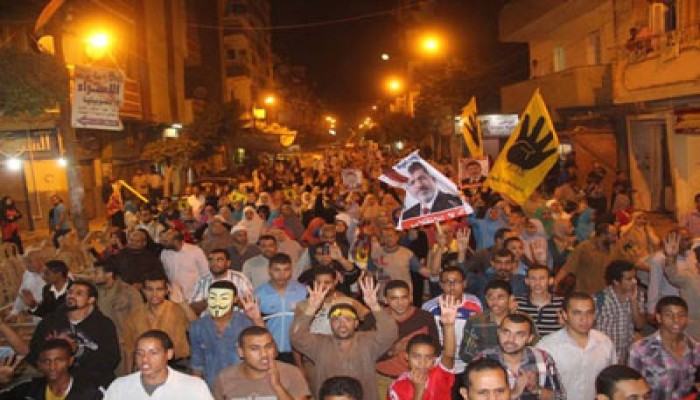 شباب ببا يهتفون "يا ميمون شوفنا أسودك.. كل العالم حيا صمودك"
