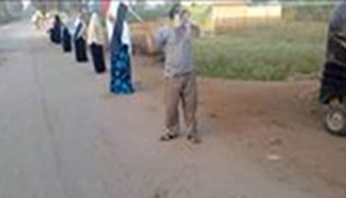 فيديو.. سلاسل بشرية بميت غمر تطالب بإسقاط الانقلاب