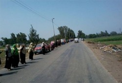 سلسلة بشرية ببركة السبع تندد ببيع العسكر لمصر