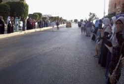 سلسلة بشرية لثوار بلقاس تندد بسوء الأحوال المعيشية