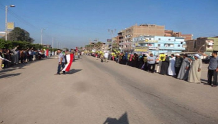 فيديو.. سلاسل  بشرية بالحسينية تطالب بإنقاذ مصر من الخونة