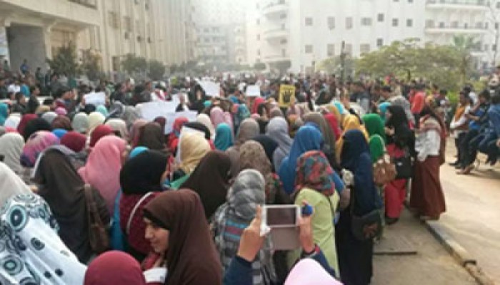 وقفة لطلاب جامعة النهضة ببني سويف تندد باعتقال زملائهم