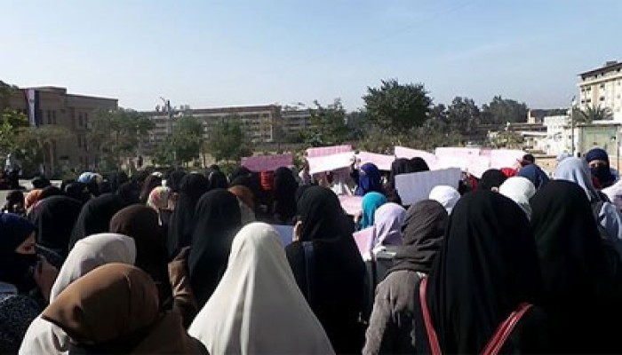 طالبات آداب وتجارة الزقازيق يطالبن بالحرية لزملائهم المعتقلين