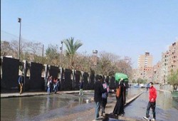 حكومة الانقلاب تترك منطقة عين شمس تسبح في مياه المجاري