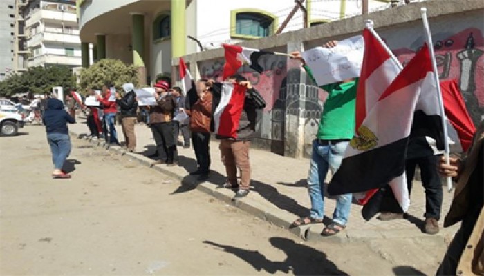 سلسلة بشرية تندد بسرقة الرصيد من عدادات الكهرباء بدمياط