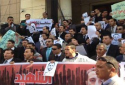 وقفة للمحامين تندد بمقتل زميلهم تحت التعذيب بقسم المطرية