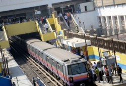 انتحار سيدة بإلقاء نفسها أمام المترو بمحطة جامعة القاهرة