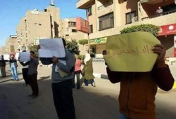 سلسلة بشرية لطلاب الأزهر تنديدًا بأحكام القضاء