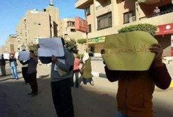 سلسلة بشرية لطلاب الأزهر تنديدًا بأحكام القضاء