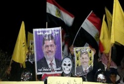 صور.. وقفة ليلية ببئر العبد تهتف بإنقاذ مصر من العصابة