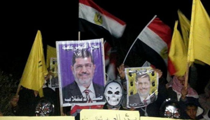 صور.. وقفة ليلية ببئر العبد تهتف بإنقاذ مصر من العصابة