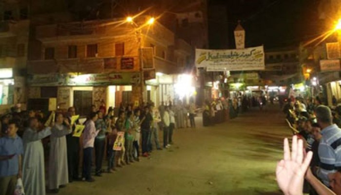 فيديو.. سلاسل بشرية ووقفات بفاقوس تندد بخراب الانقلاب