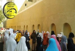 وقفة لطالبات أزهر تفهنا رفضًا لحكم العسكر