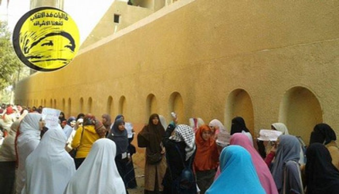 وقفة لطالبات تفهنا الأشراف تطالب بمحاكمة قائد اﻻنقلاب