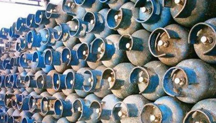 بالفيديو.. الانقلاب بعتدي على النساء أمام مستودع للأنابيب